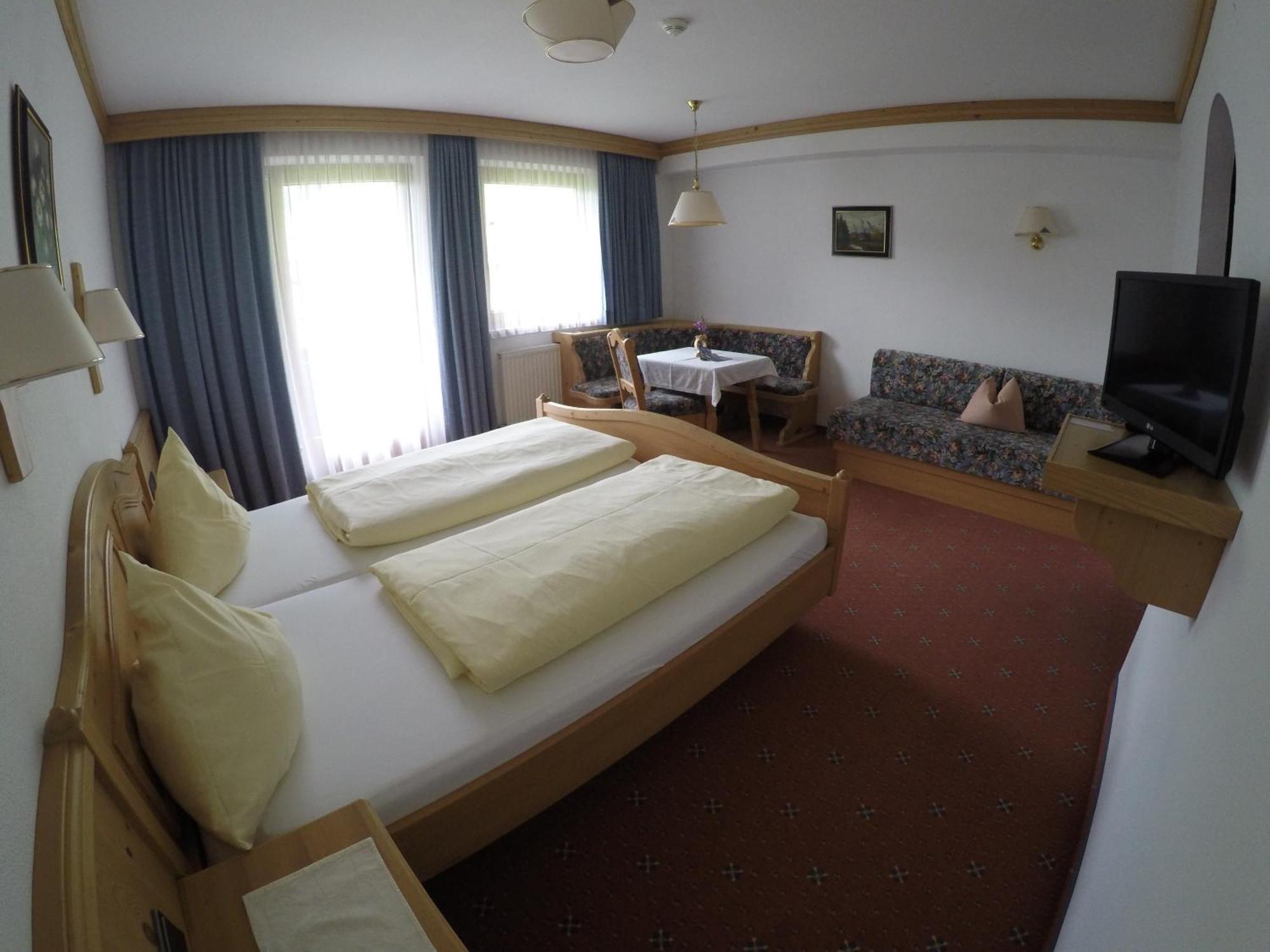 Gaestehaus Alpenland Tux Room photo