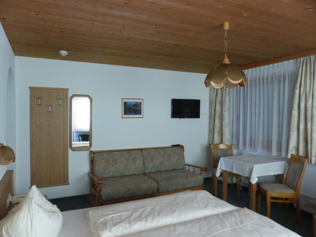 Gaestehaus Alpenland Tux Room photo